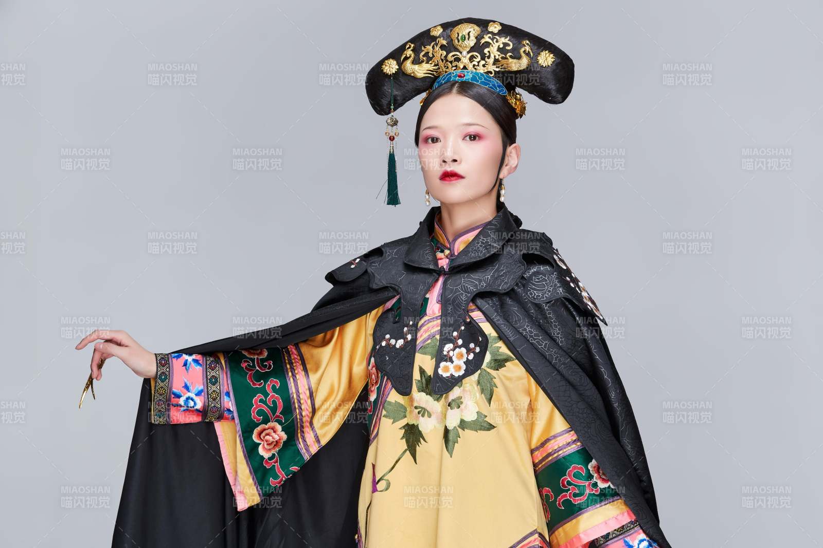 白色背景下的清代女性古裝造型清朝古裝