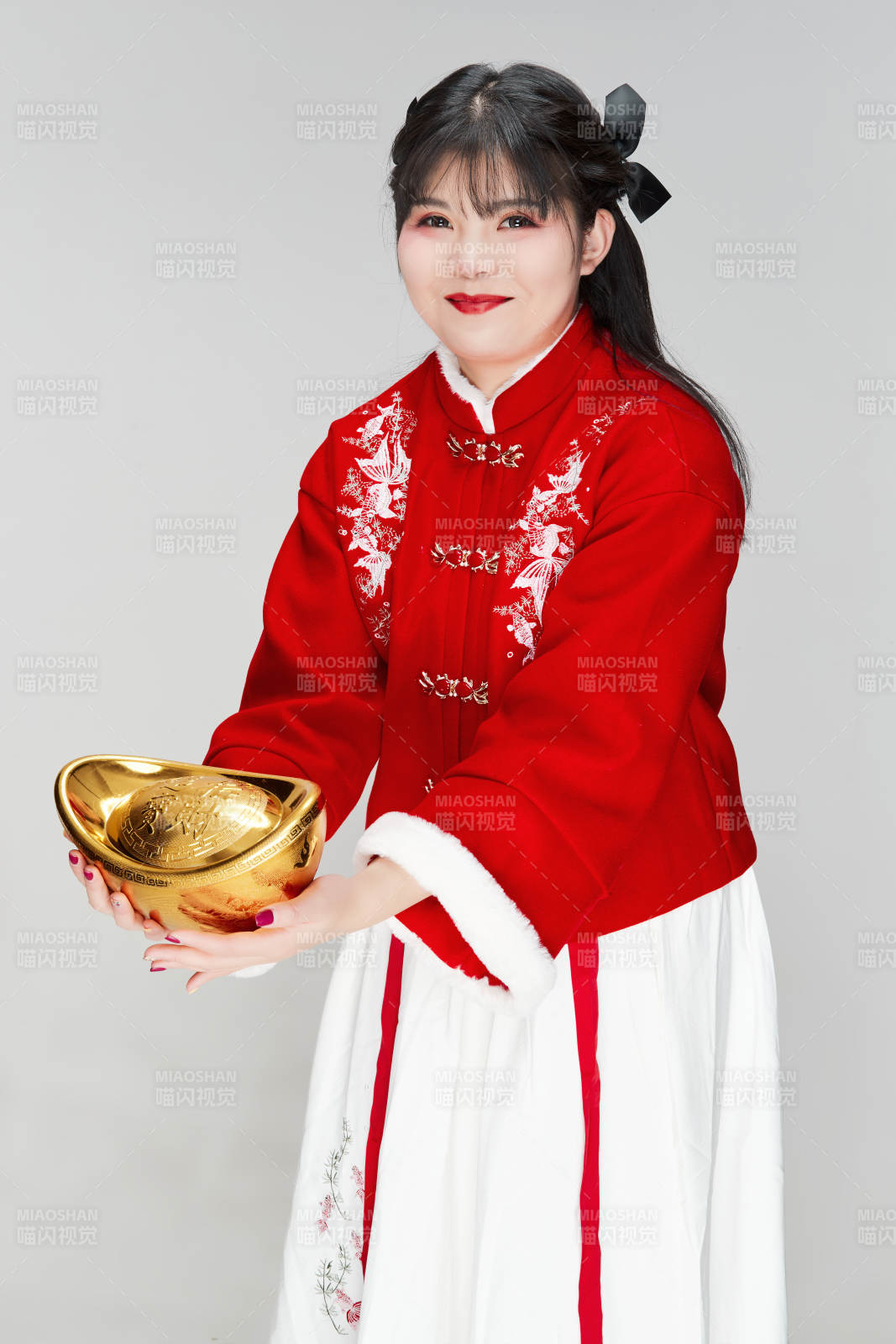 手捧金元寶身穿喜慶漢服的可愛少女