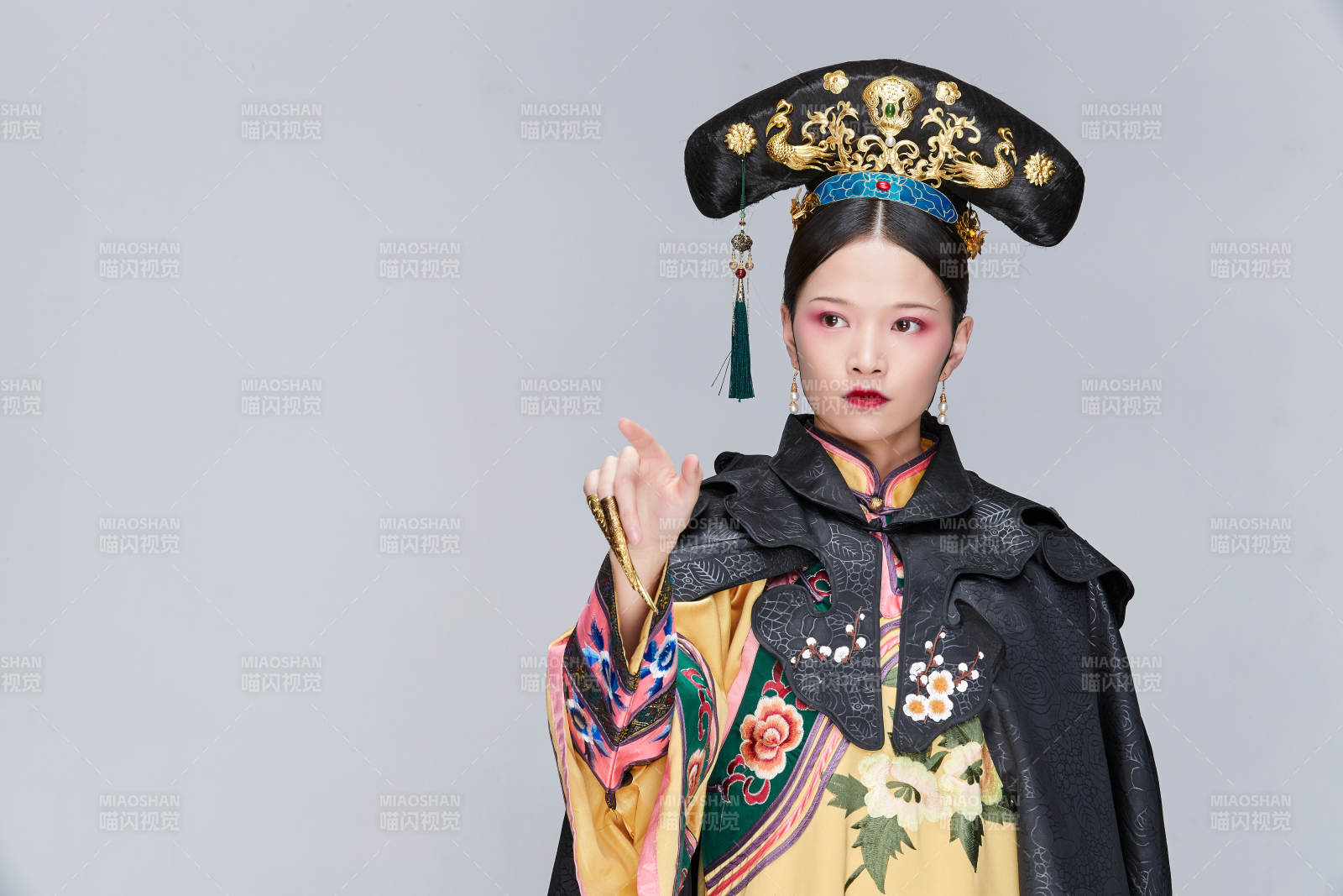 白色背景下的清代女性古裝造型清朝古裝