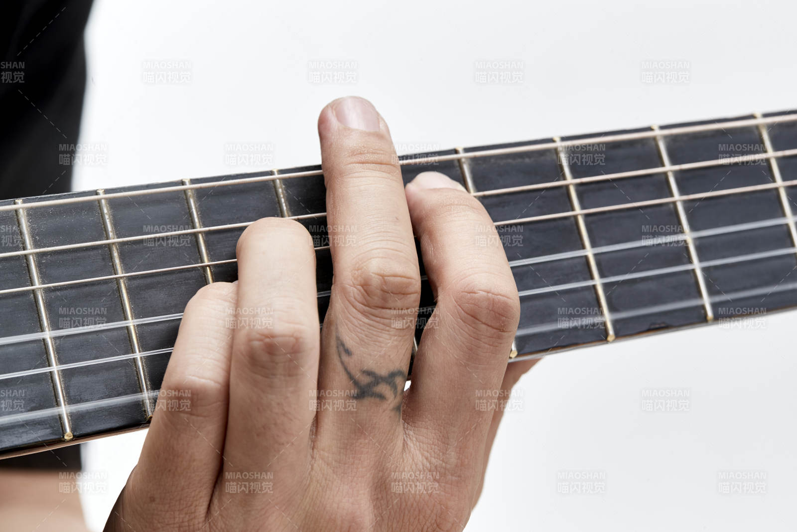 示范演奏古典吉他的亞洲男性樂手人像局部特寫