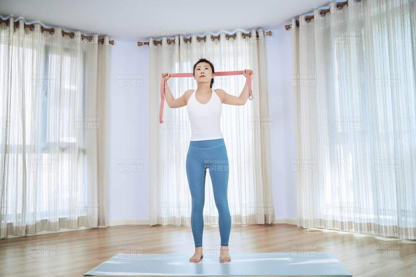 做瑜伽動作的亞洲年輕女性