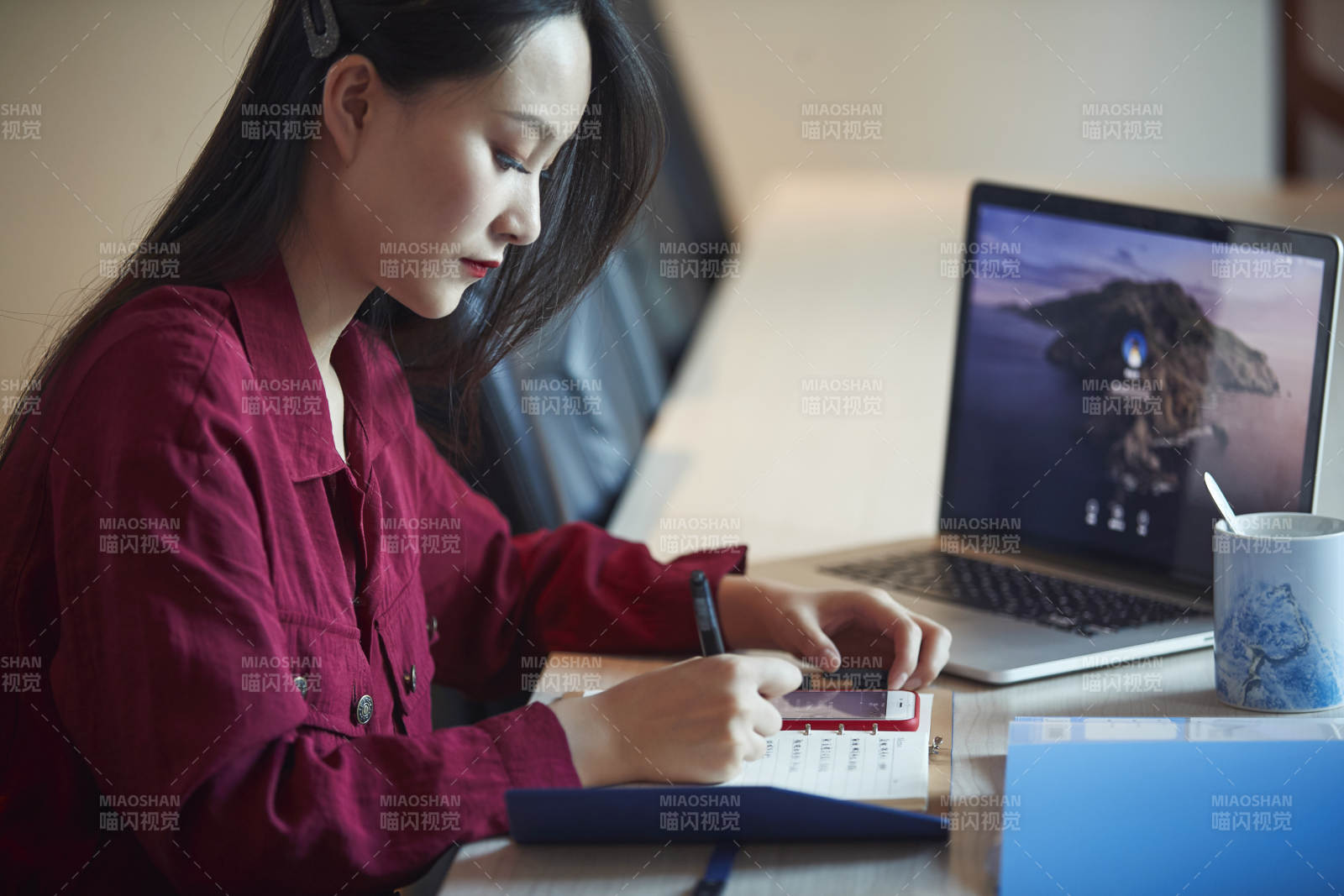 亞洲年輕女性商務(wù)人士在電腦前辦公