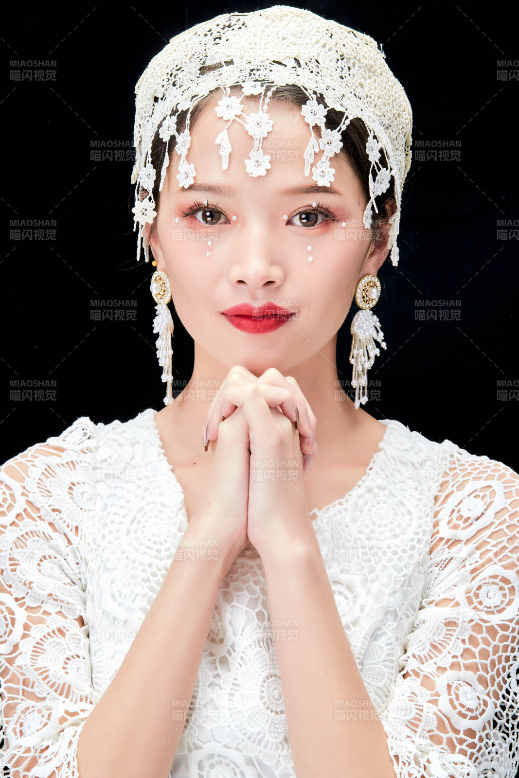 黑色背景下的美妝新娘彩妝人像