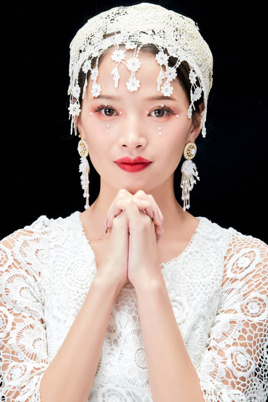 黑色背景下的美妆新娘彩妆人像