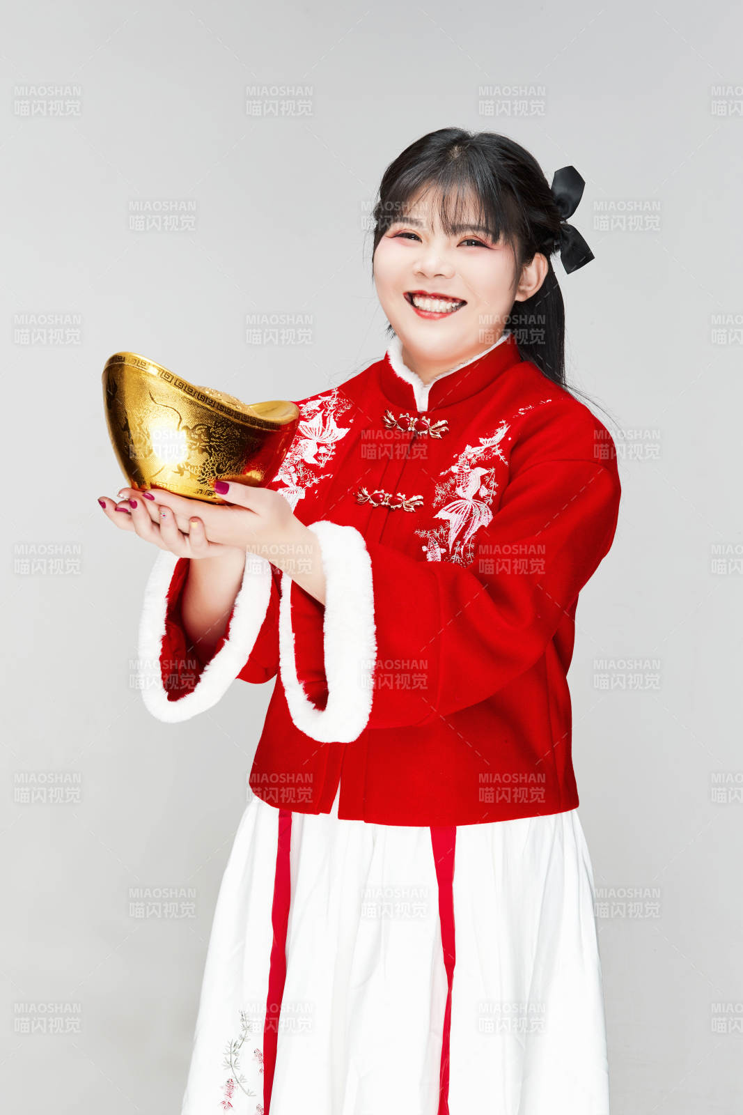 手捧金元宝身穿喜庆汉服的可爱少女