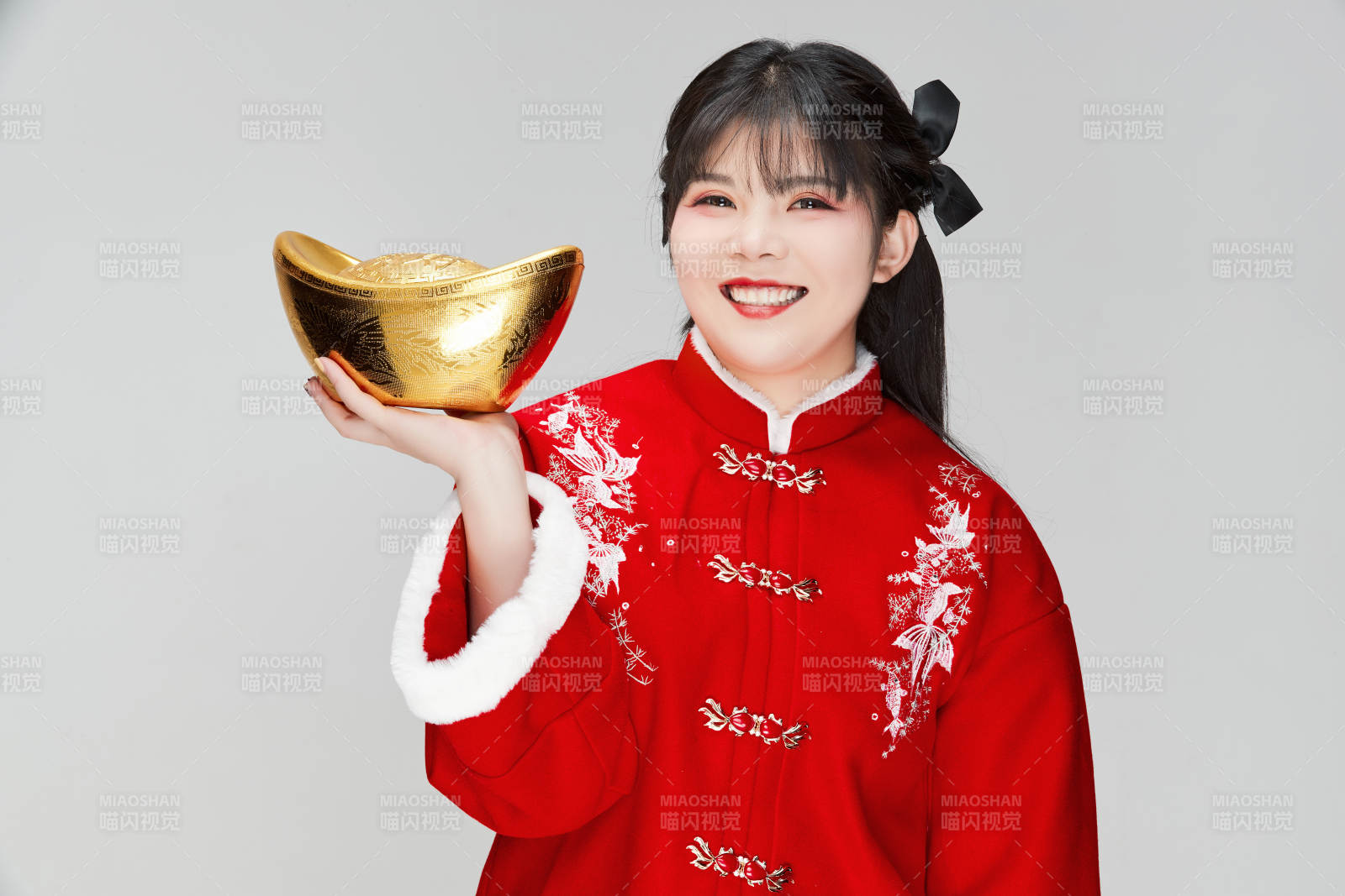 手捧金元寶身穿喜慶漢服的可愛少女