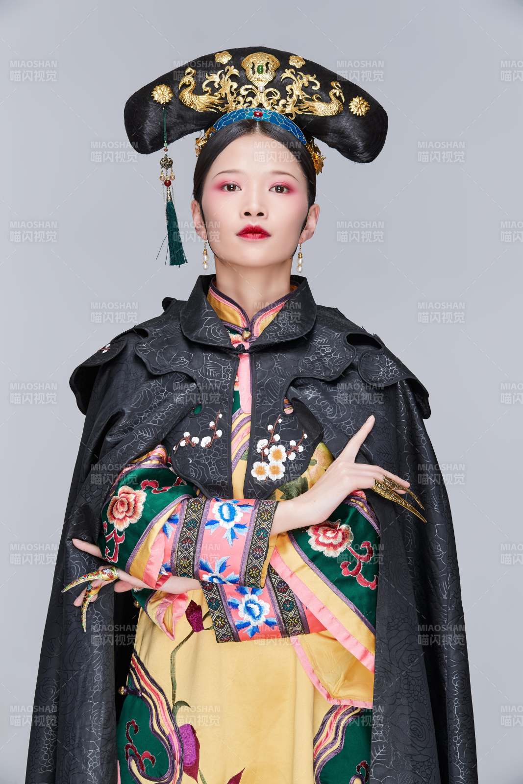 白色背景下的清代女性古裝造型清朝古裝