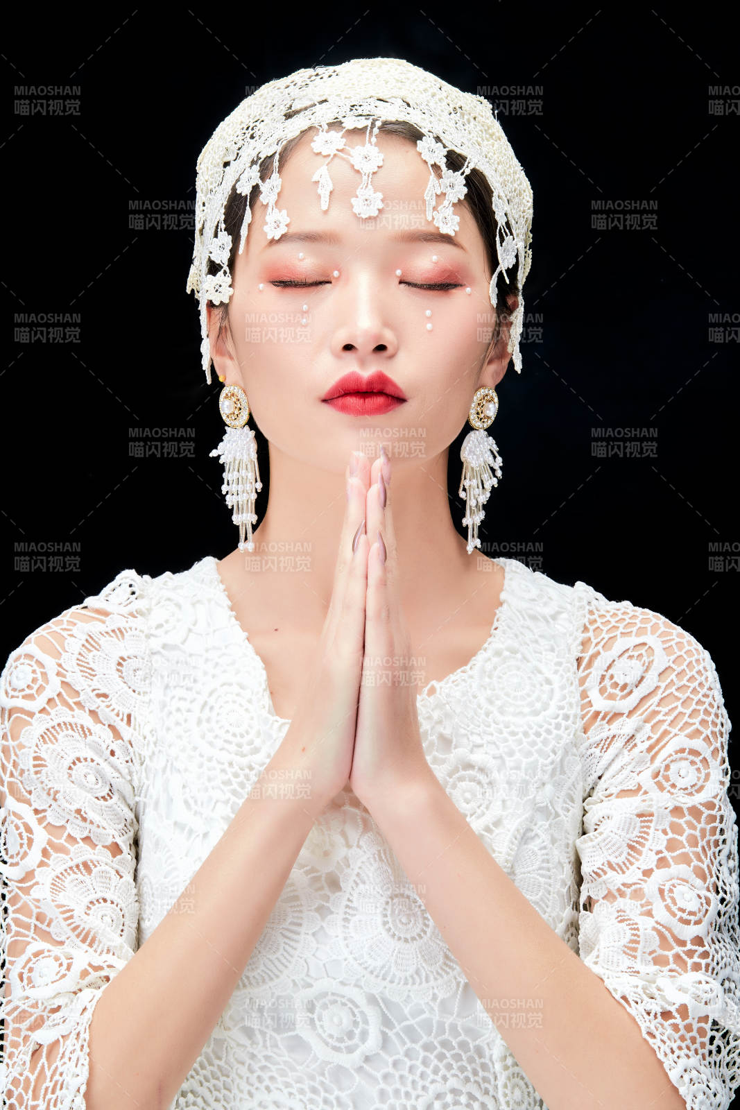 黑色背景下的美妝新娘彩妝人像