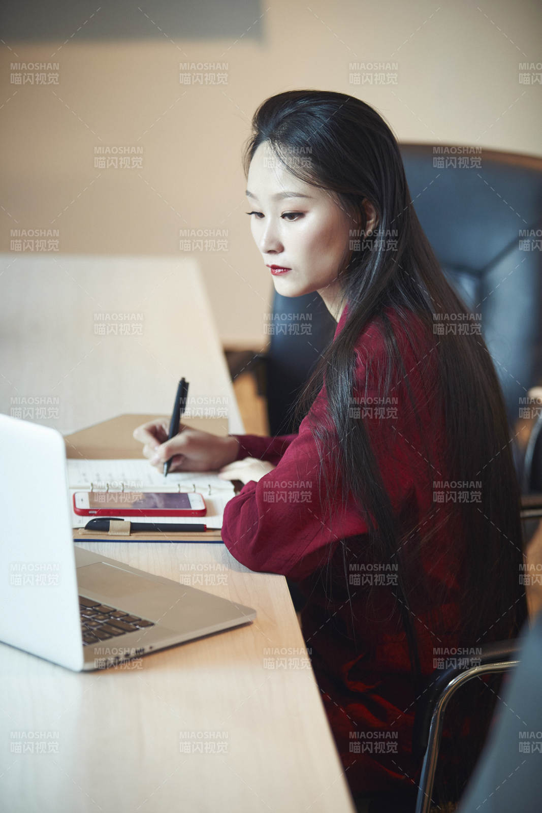 亞洲年輕女性商務人士在電腦前辦公