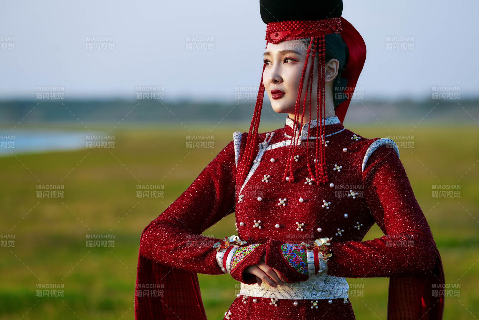 草原上穿著蒙古族傳統(tǒng)服飾的亞洲年輕美少女