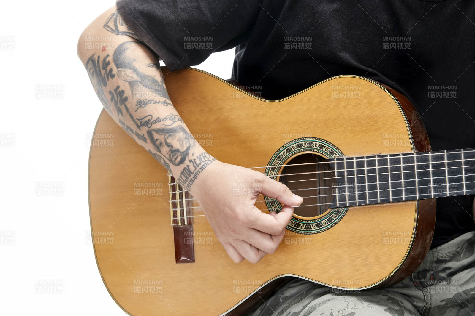 示范演奏古典吉他的亞洲男性樂手人像局部特寫