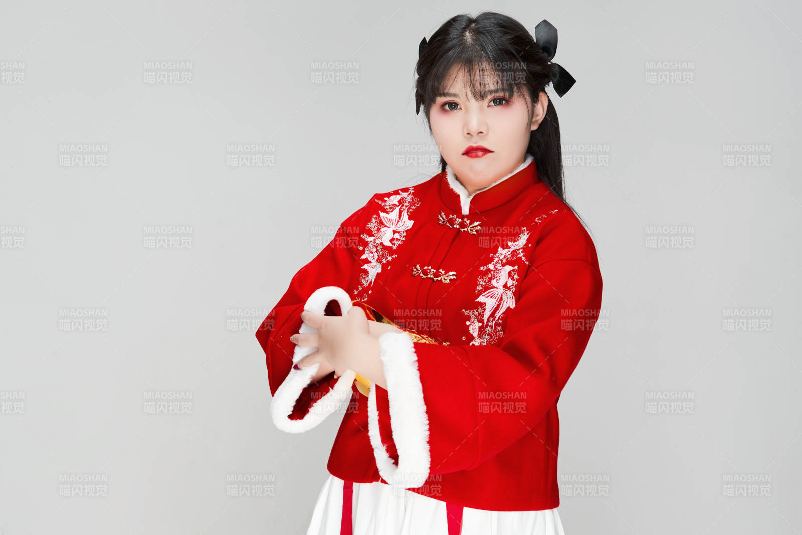 手捧金元寶身穿喜慶漢服的可愛少女