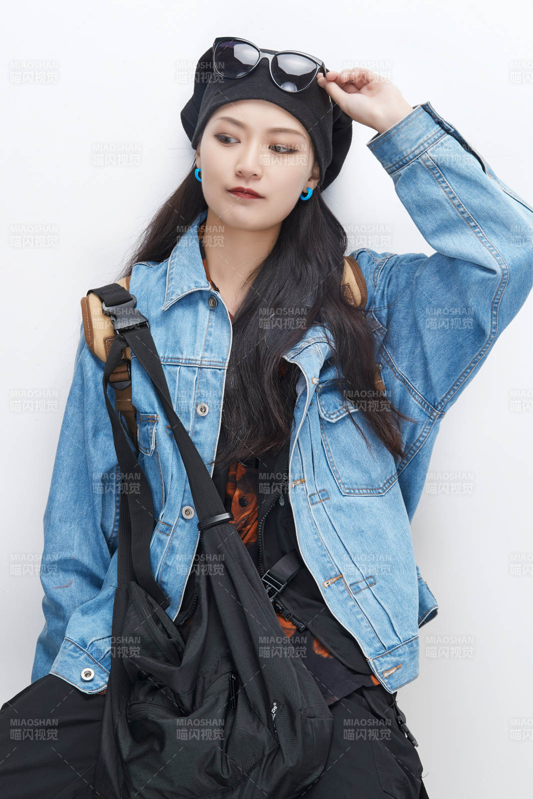 白色背景下准备出发旅行的美丽东方女大学生