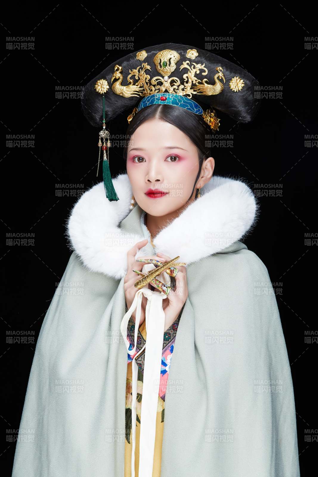 黑色背景下的清代女性古装造型清朝古装
