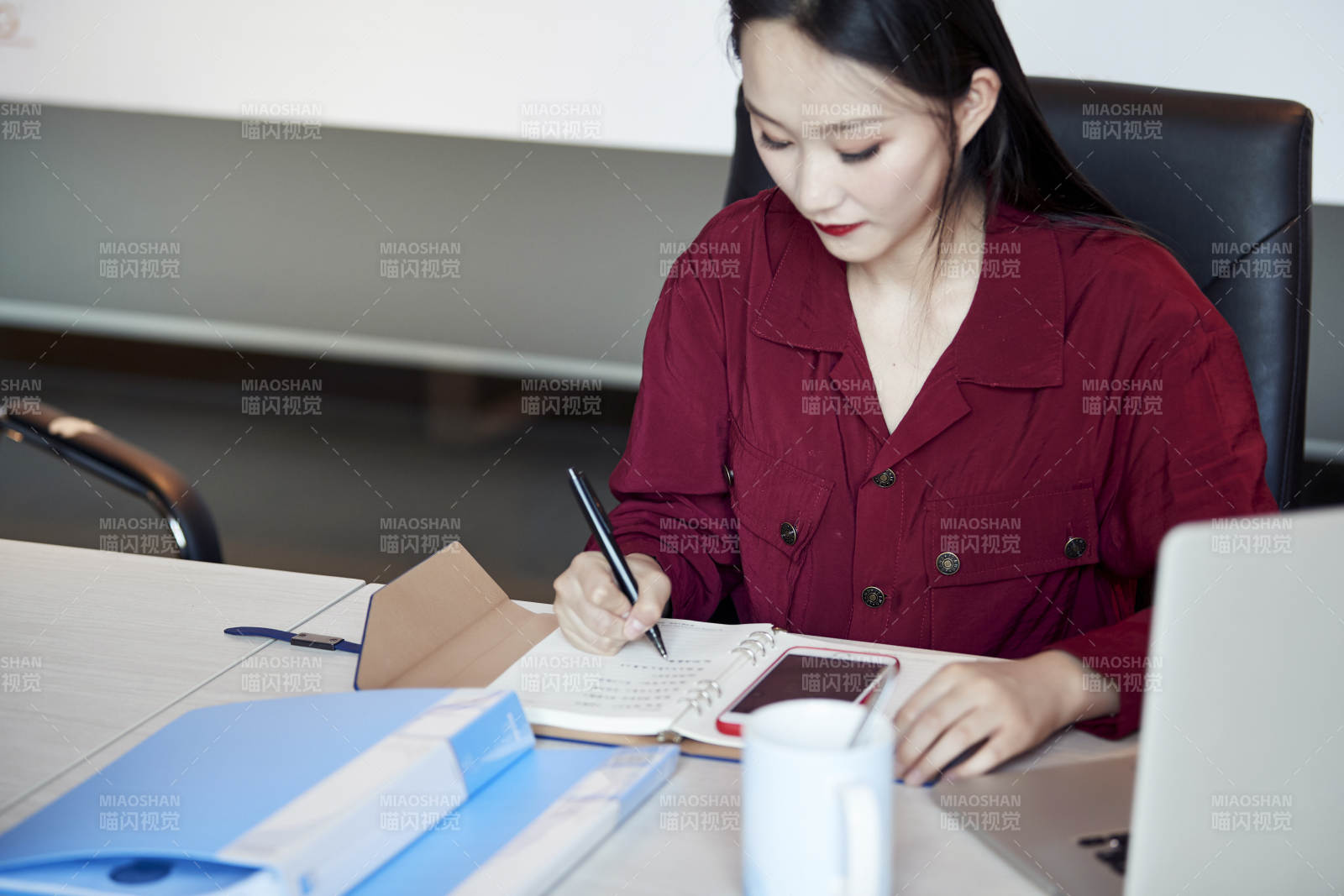 亞洲年輕女性商務人士在電腦前辦公