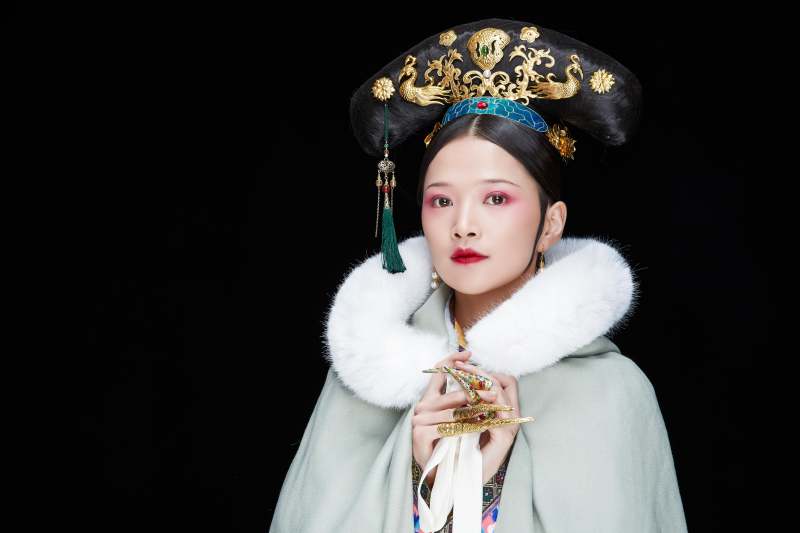 黑色背景下的清代女性古装造型清朝古装