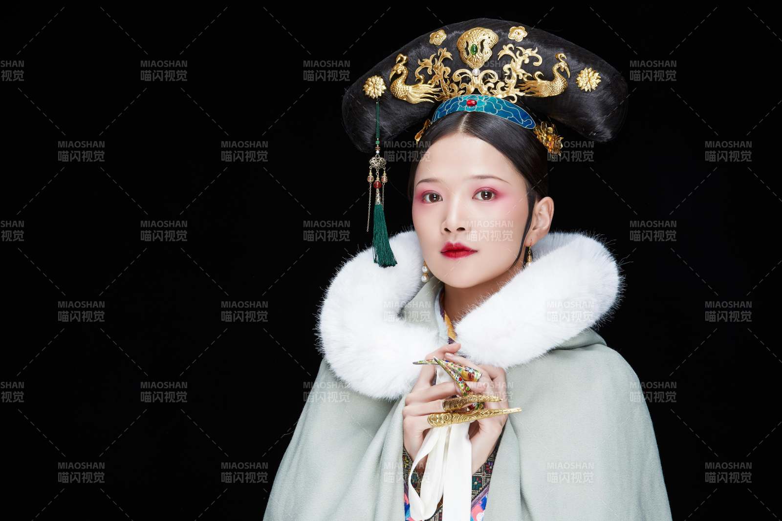 黑色背景下的清代女性古装造型清朝古装