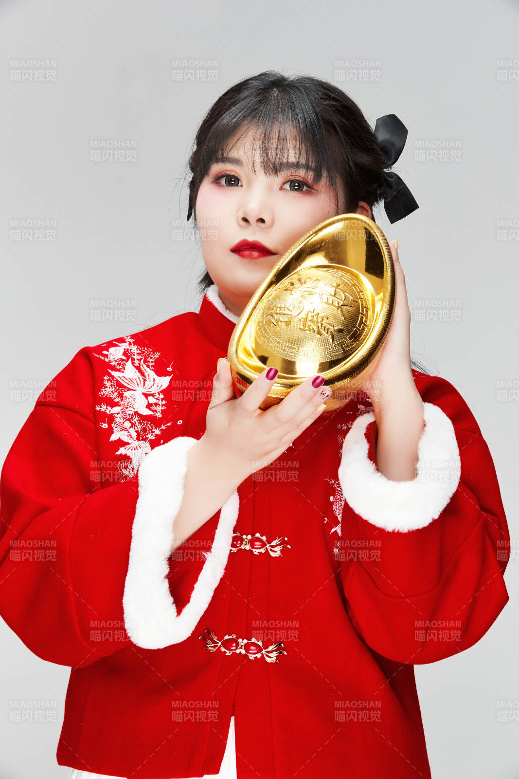 手捧金元寶身穿喜慶漢服的可愛少女