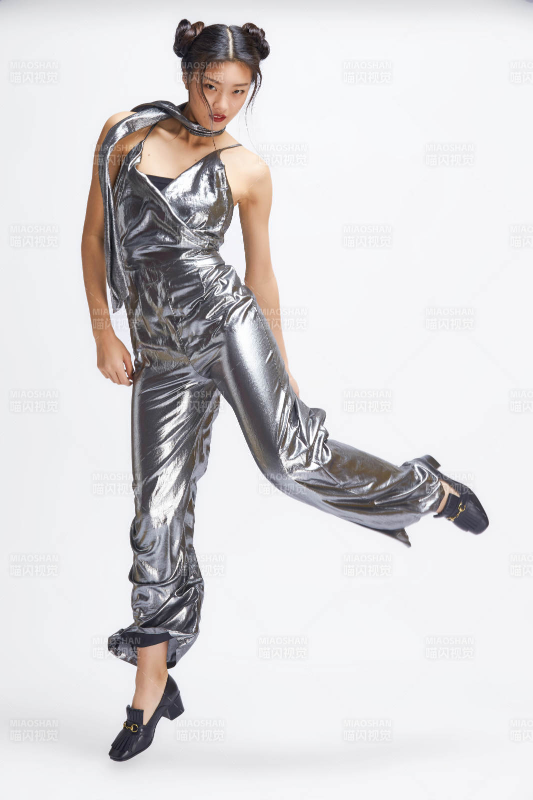 白色背景前的亞洲女性舞者