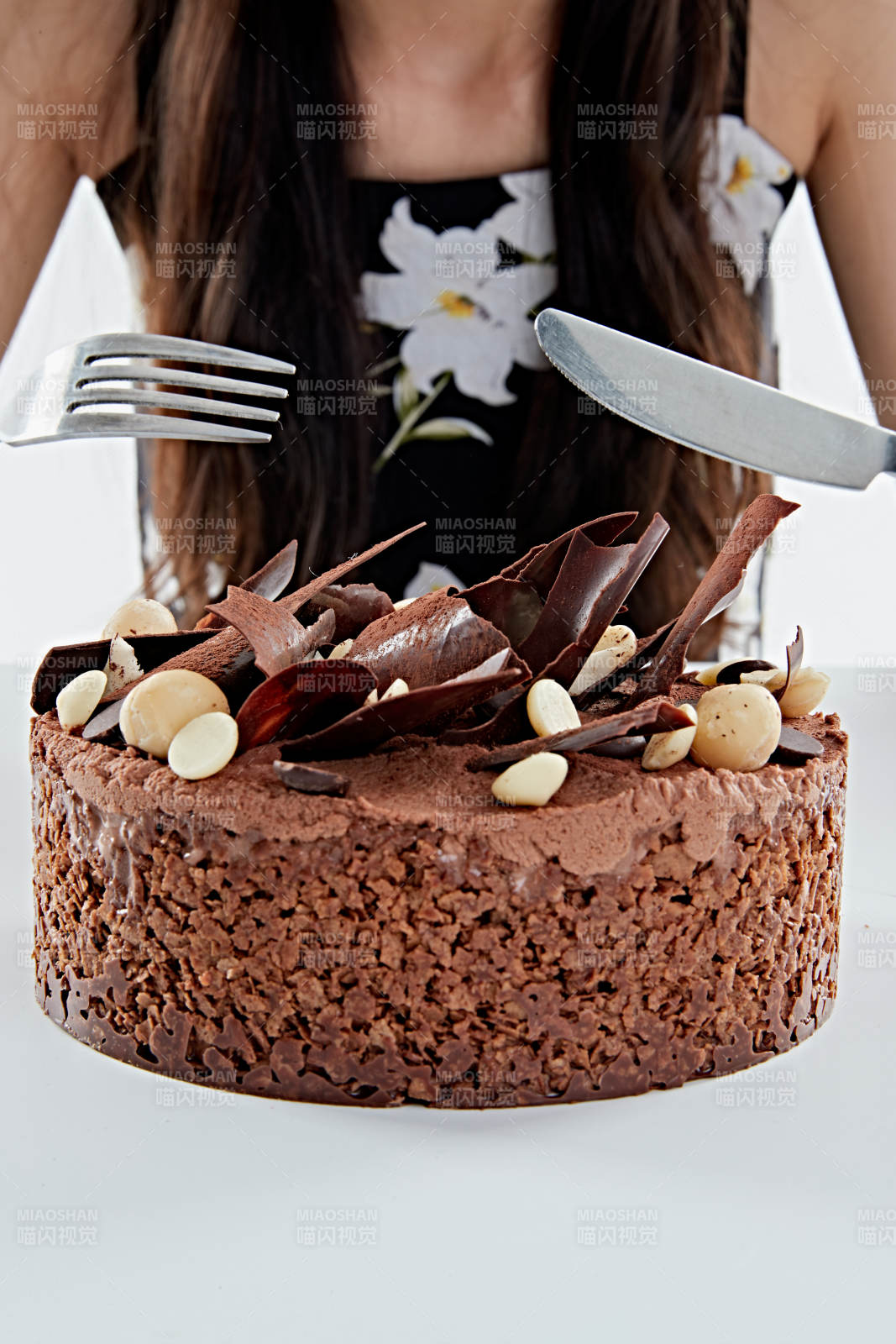 喝紅酒品嘗蛋糕的年輕女性