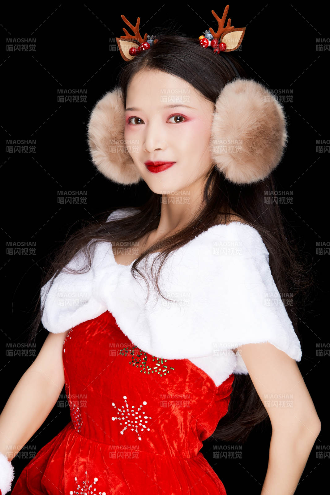 身穿圣誕服飾手提購物袋性感可愛的圣誕女郎