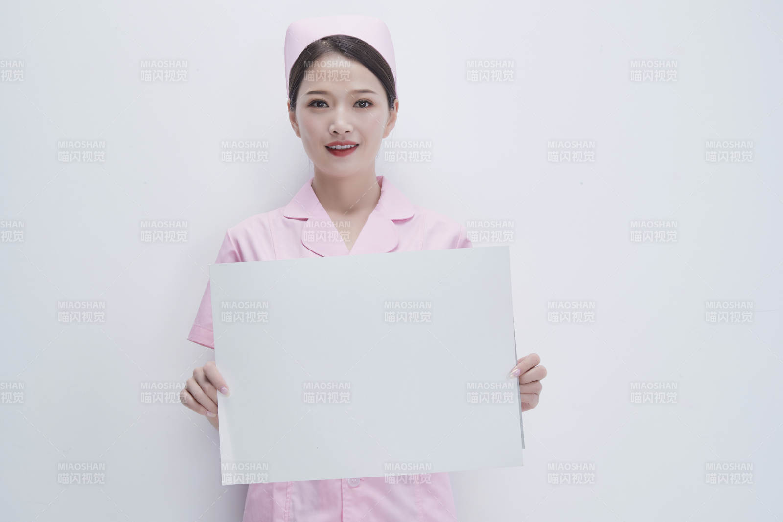 身穿粉色護士服佩戴聽診器的女性醫護人員