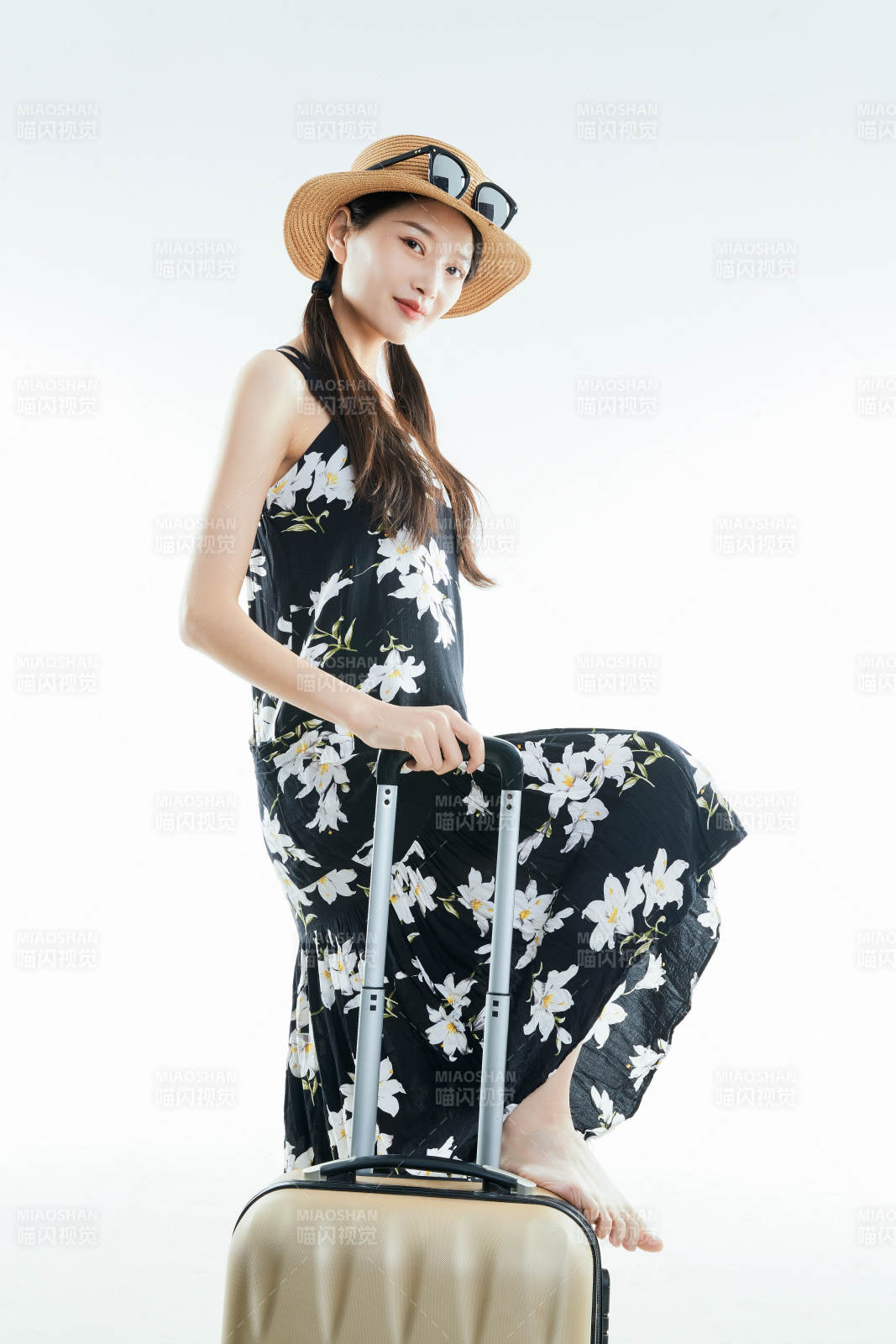 白色背景下準備出發旅行的美麗東方女大學生