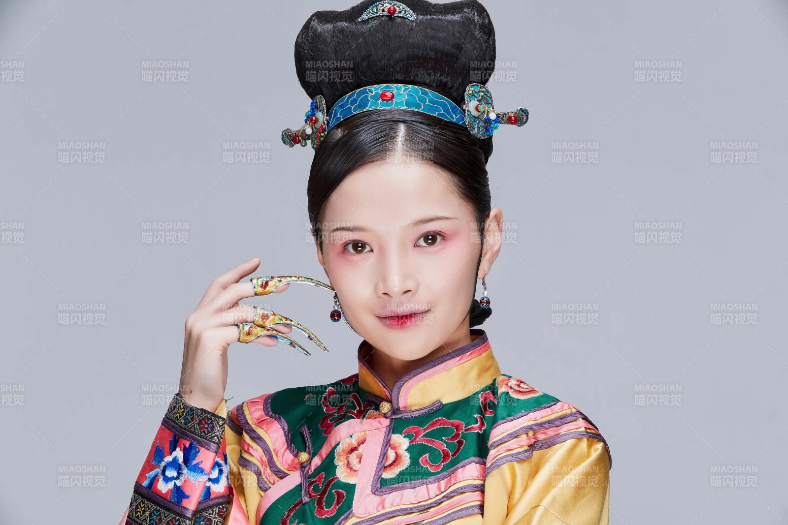 白色背景下的清代女性古裝造型清朝古裝