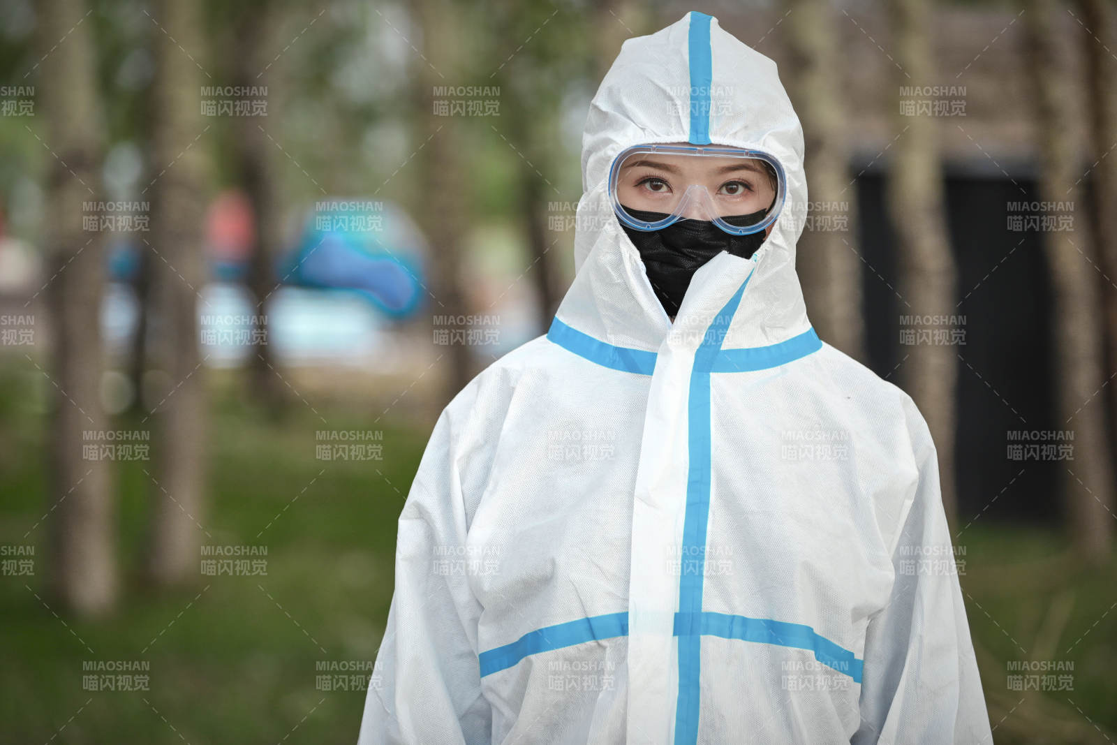 穿白色防護服佩戴護目鏡口罩的女性防護人員