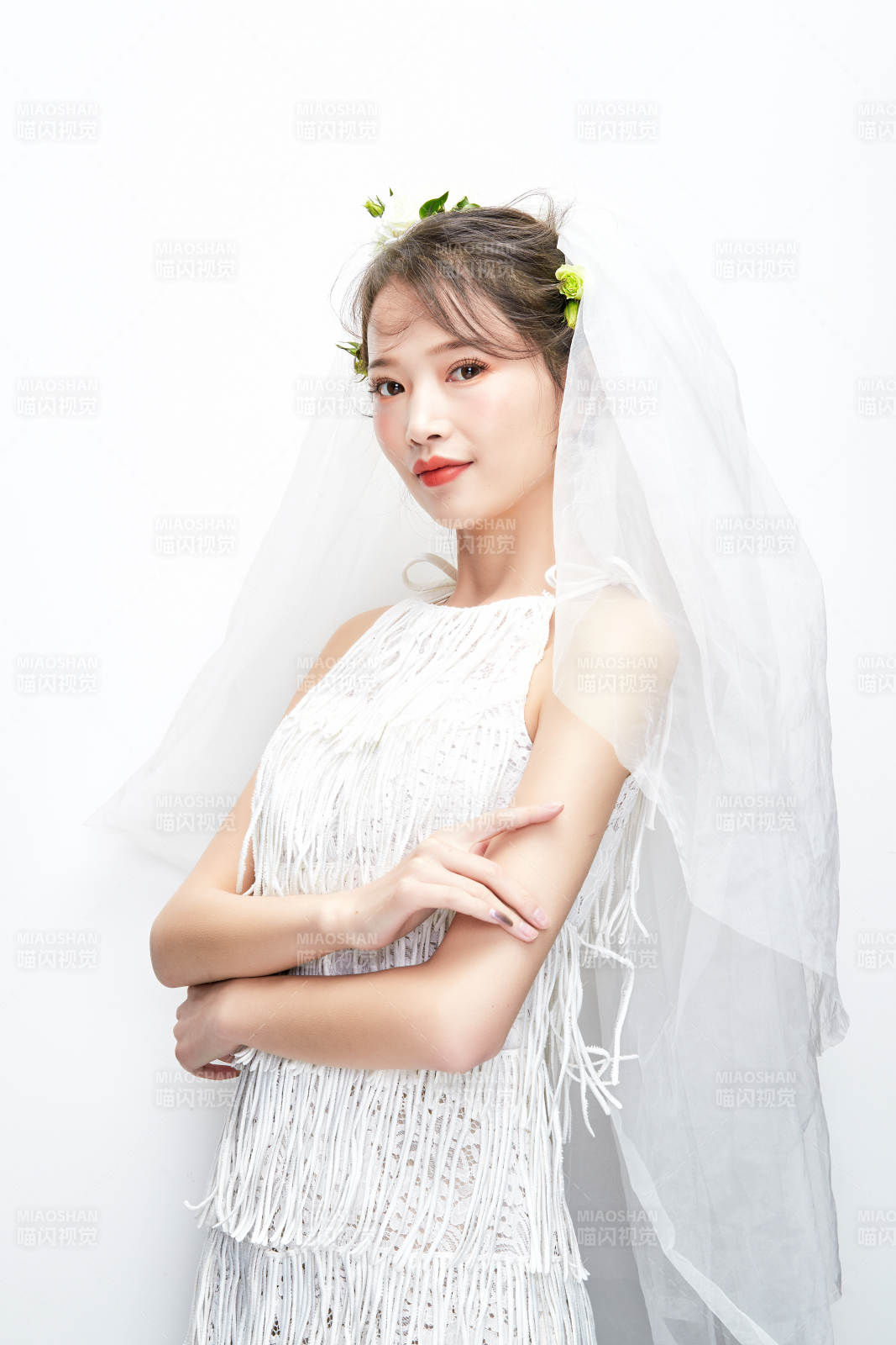 棚拍白色背景下的新娘美妝