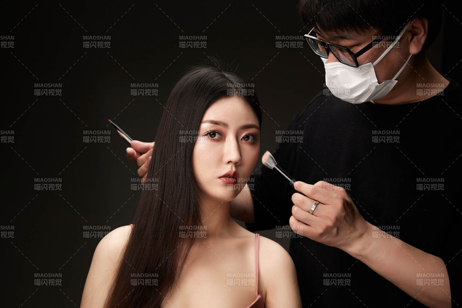 進行美妝化妝的化妝師與模特