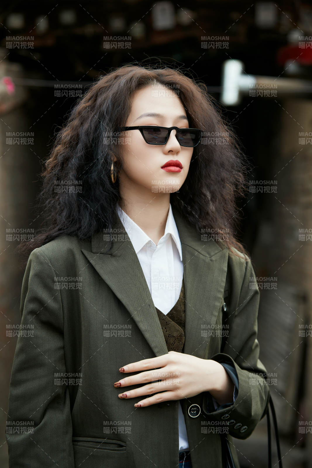 老舊城區(qū)里穿著復古港風的美麗清純少女