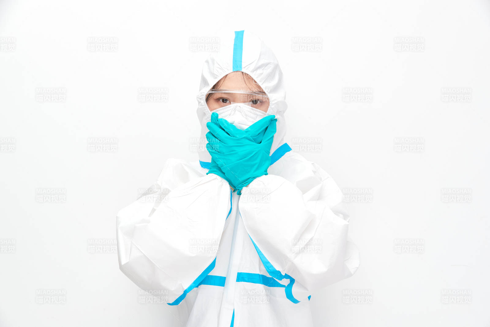 穿白色防護(hù)服佩戴護(hù)目鏡口罩的女性醫(yī)療人員