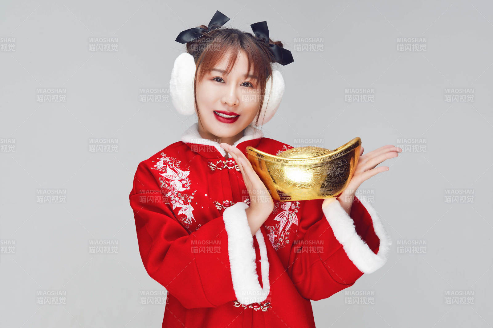 手捧金元寶身穿喜慶漢服的可愛少女