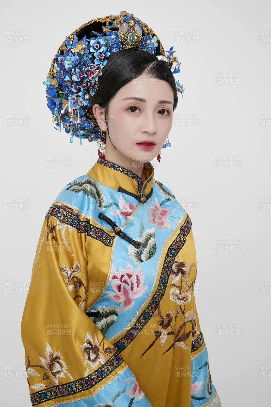 白色背景下的清代女性古裝造型清朝古裝