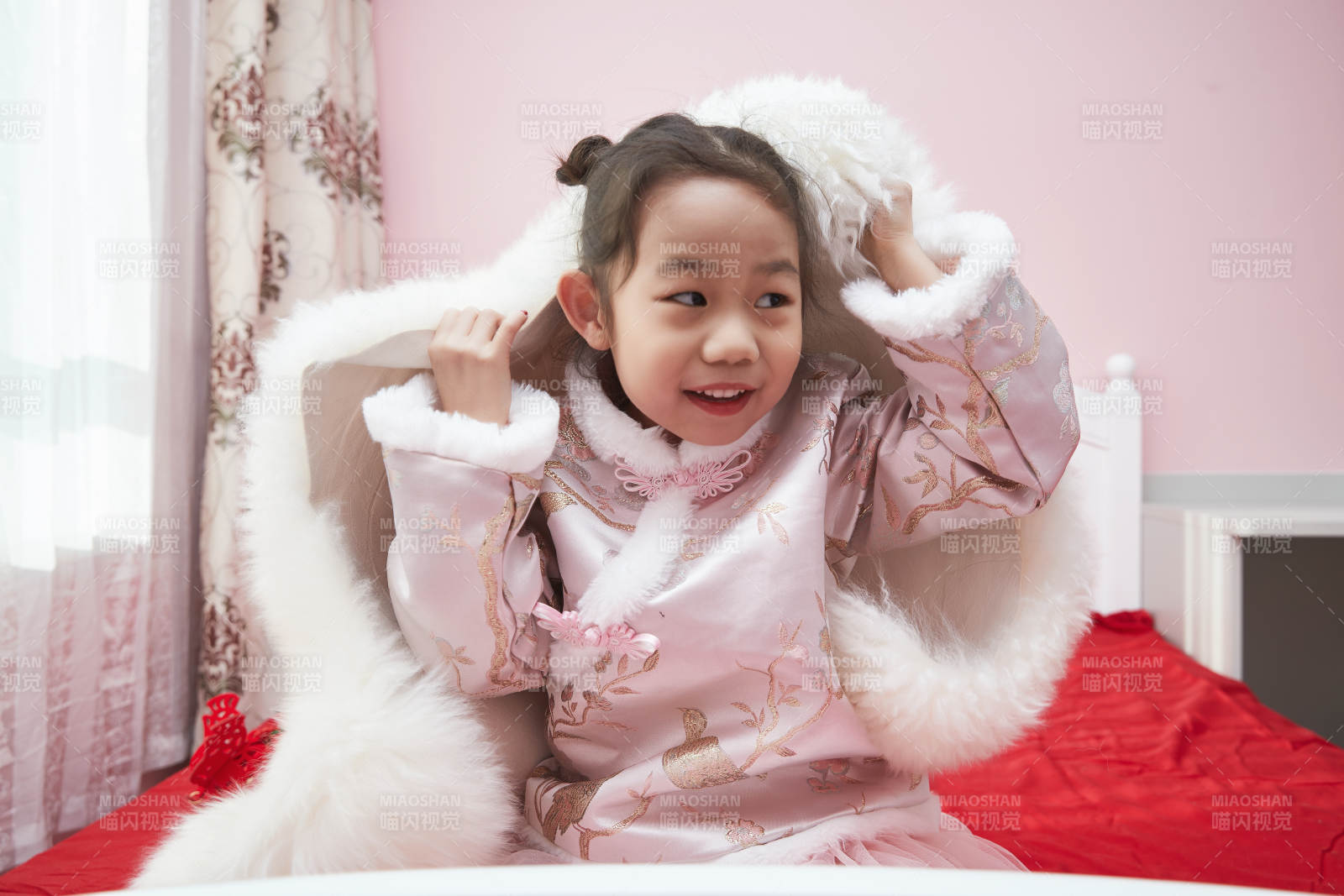 在家玩耍的亞洲小女孩