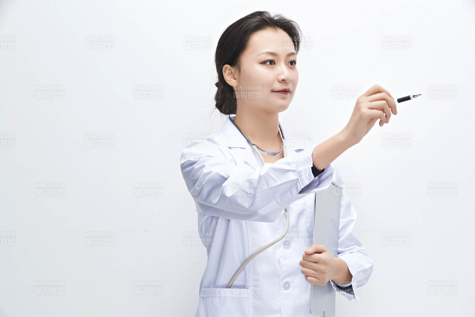 白色背景下手持病歷夾的巡查醫生人像