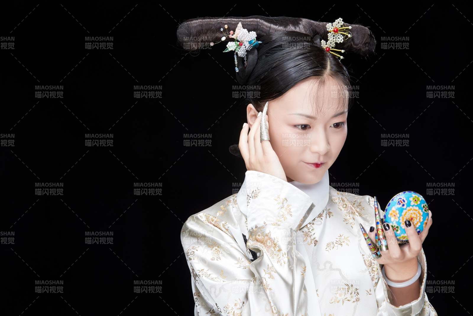 黑色背景下的清代女性古裝造型清朝古裝