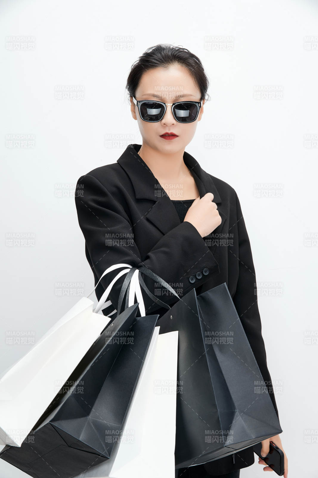 白色背景下手提購物袋時尚美麗的亞洲少女