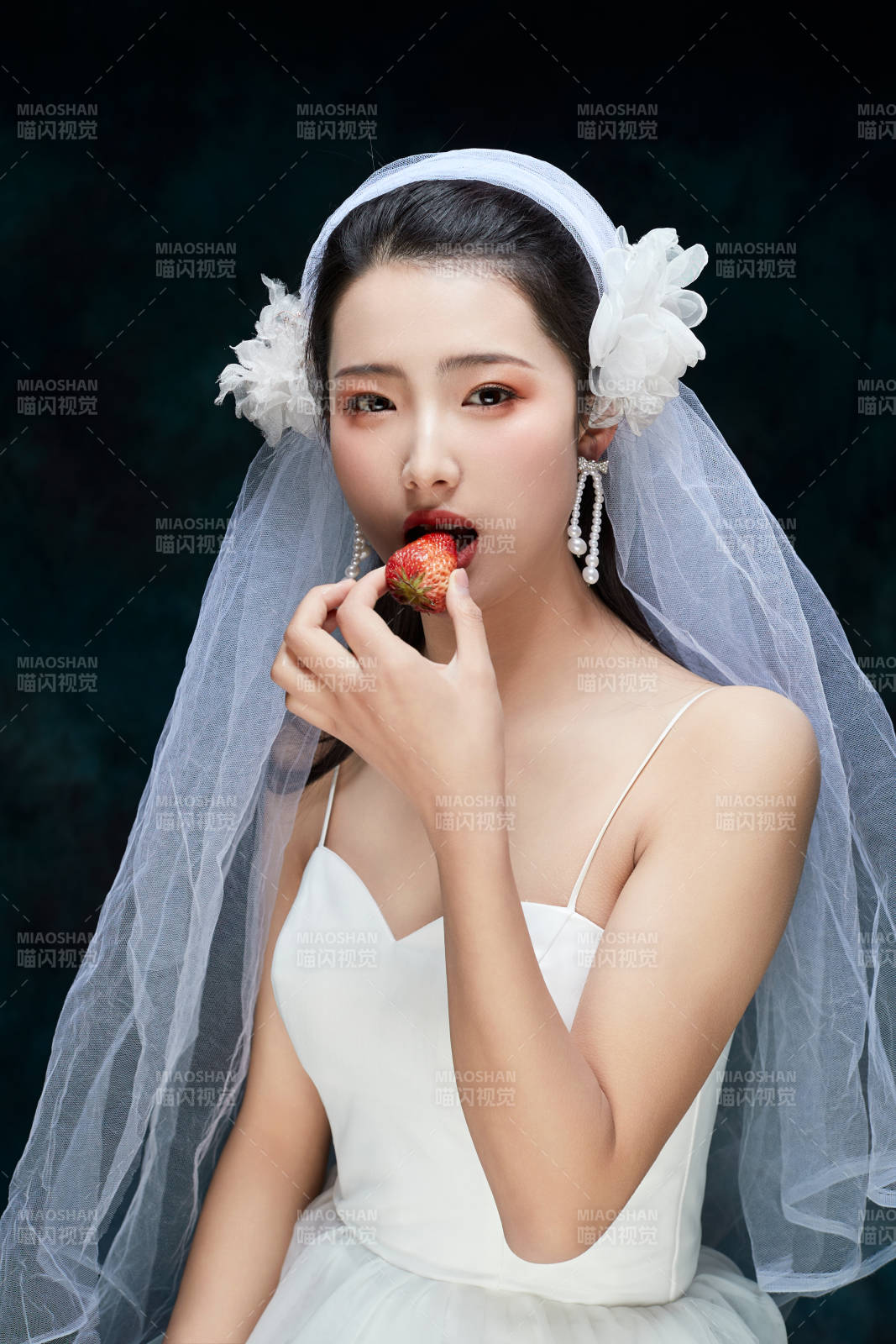 黑色背景下的女性復古婚紗妝面