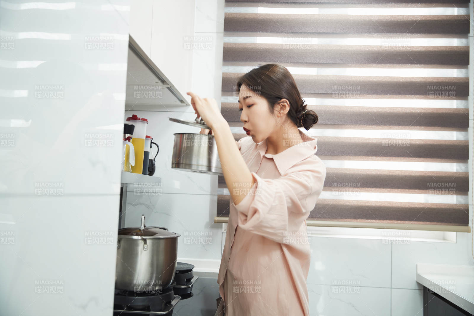 在廚房下廚的年輕亞洲女性