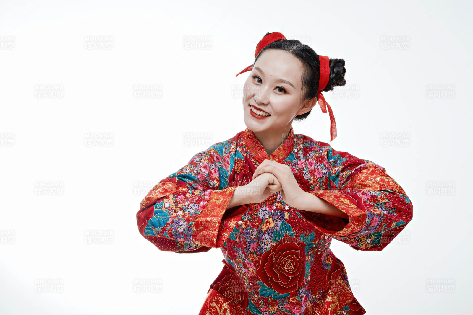 身穿中國傳統服飾的青年女性