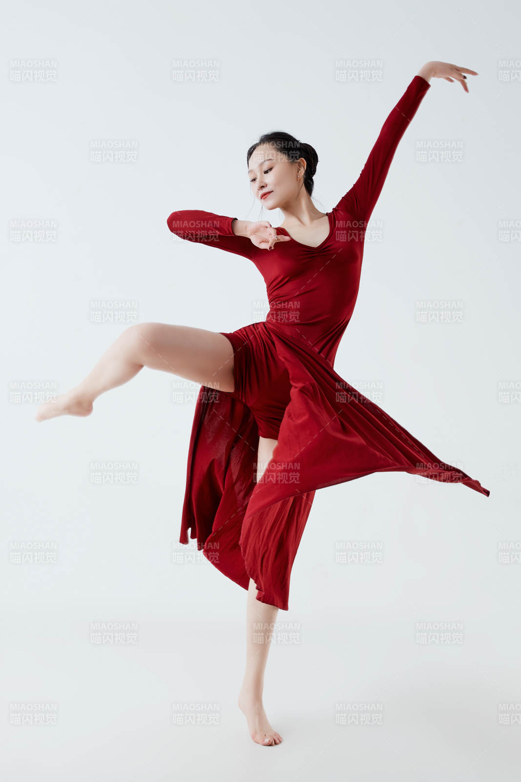 穿着红色长裙翩翩起舞的少女