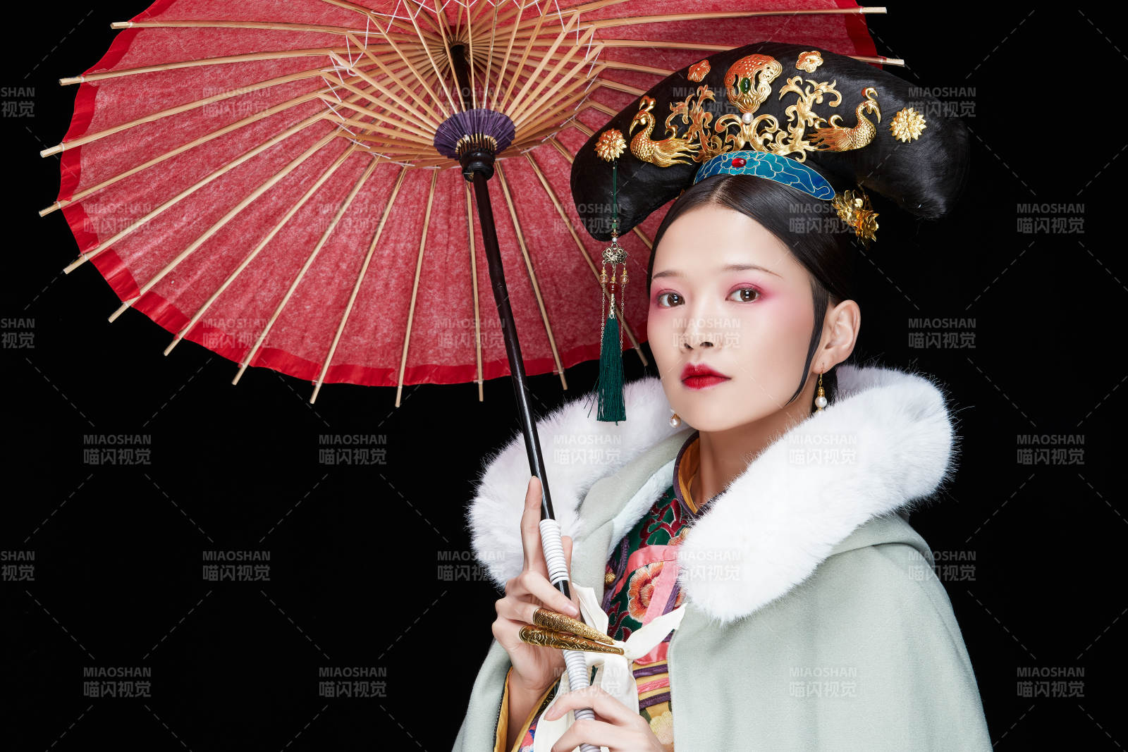 黑色背景下的清代女性古裝造型清朝古裝