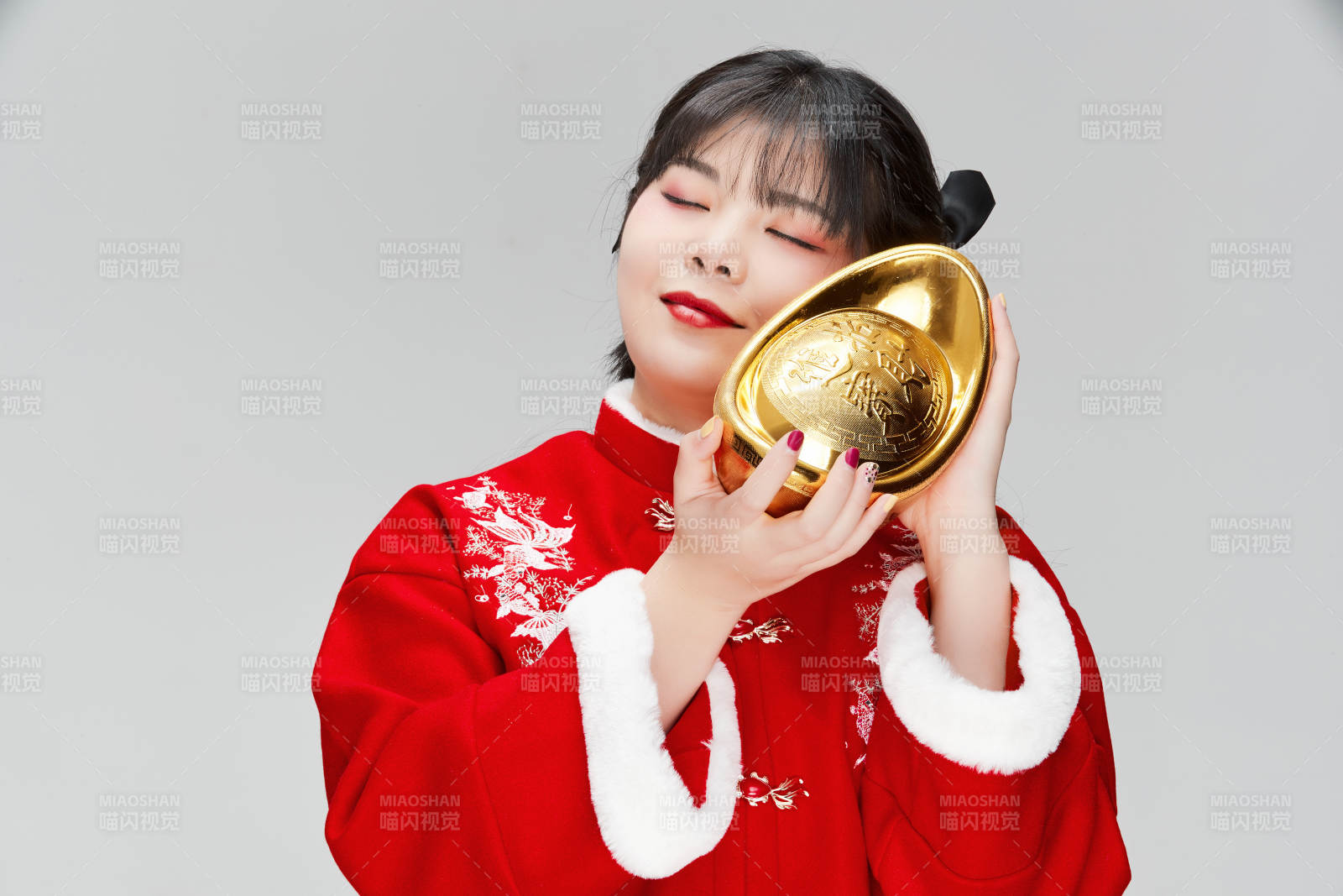 手捧金元寶身穿喜慶漢服的可愛少女