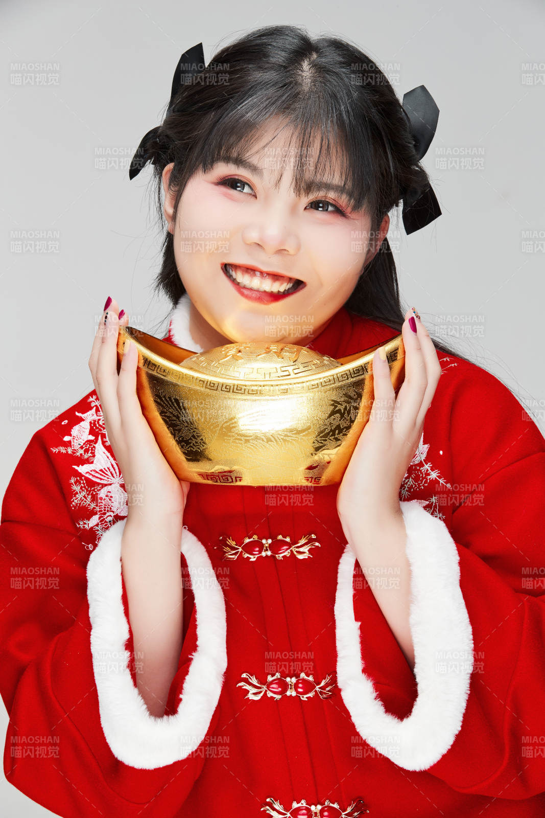 手捧金元寶身穿喜慶漢服的可愛少女
