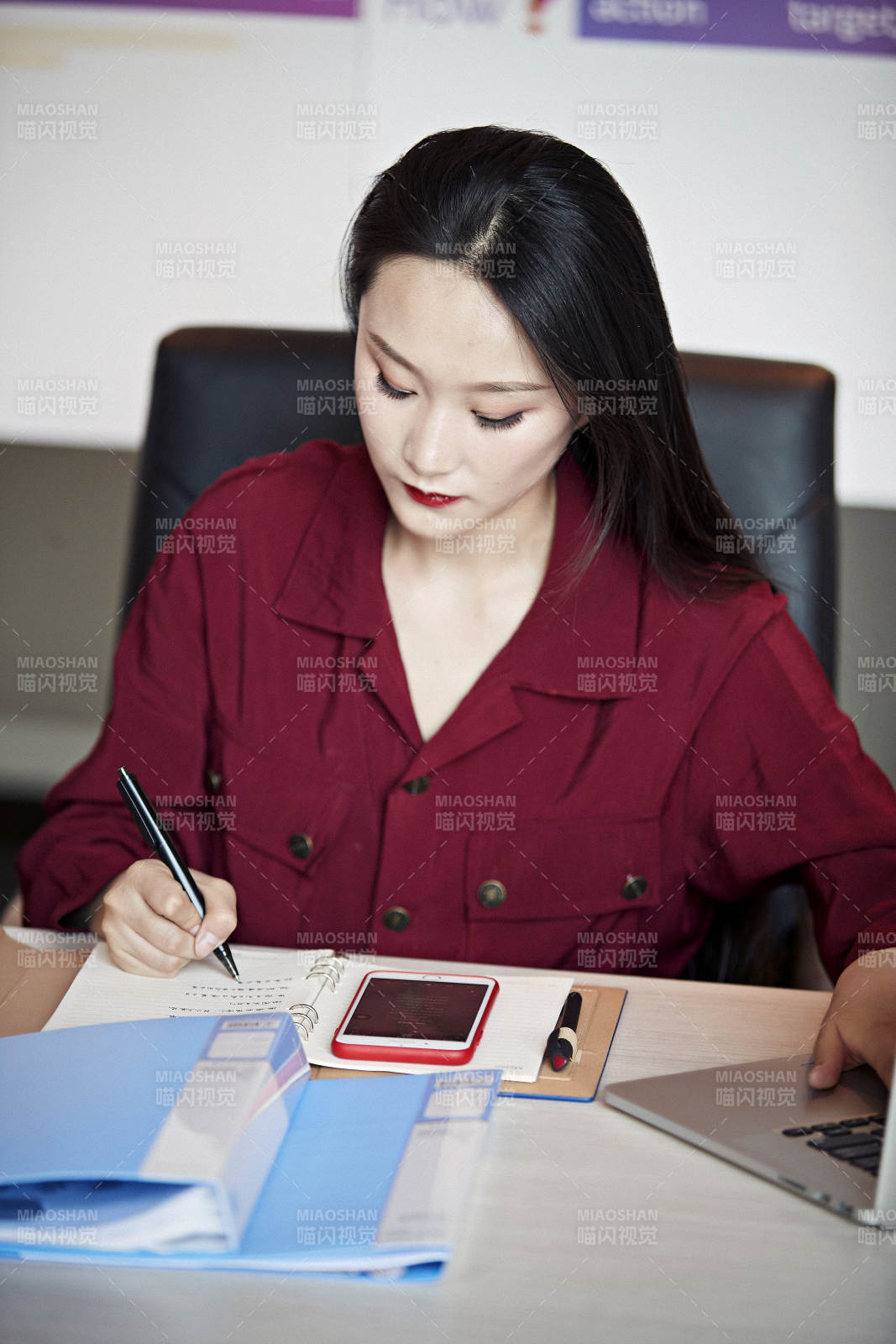 亞洲年輕女性商務人士在電腦前辦公