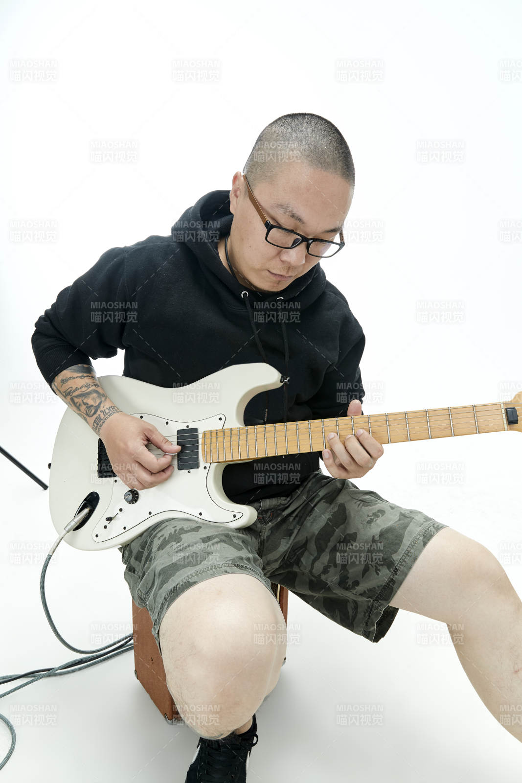 手持電吉他展示演奏的亞洲男性搖滾樂手人像