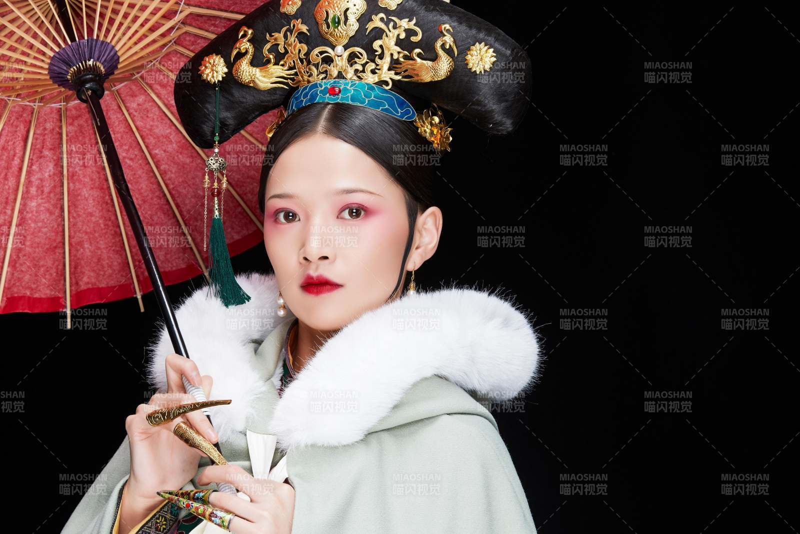 黑色背景下的清代女性古裝造型清朝古裝