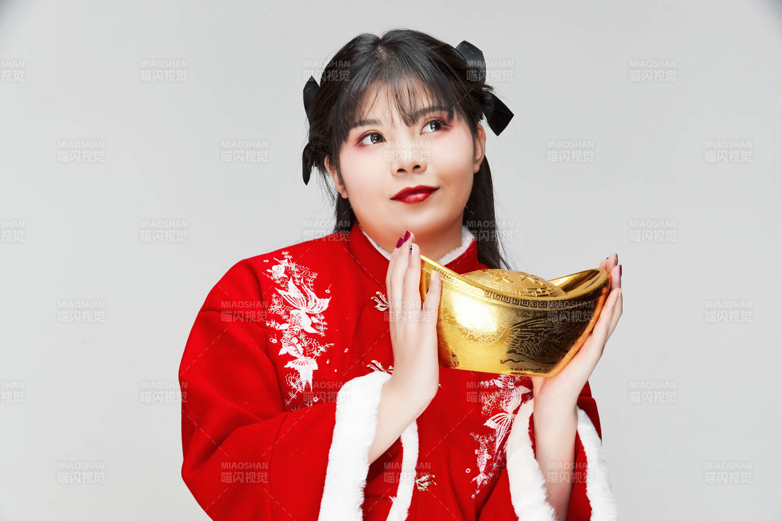 手捧金元寶身穿喜慶漢服的可愛少女